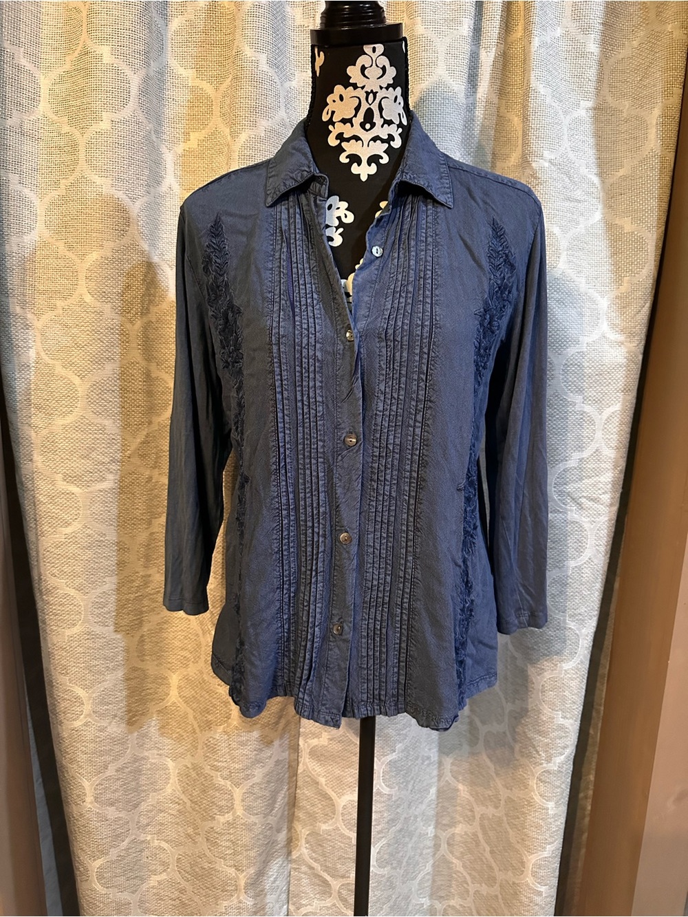 Venice Blue indigo wash Women’s Pintuck Button-Front Blouse size M